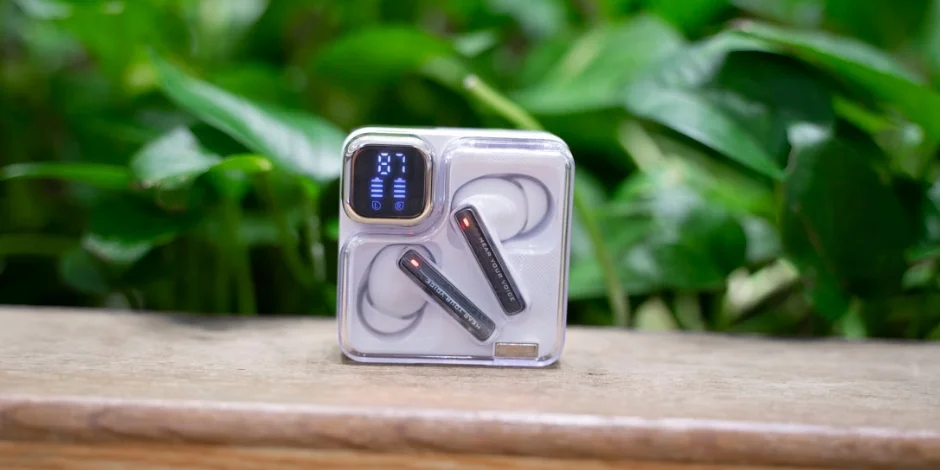 بررسی هدفون بی سیم کیو سی وای MeloBuds Neo؛ طراحی متفاوت